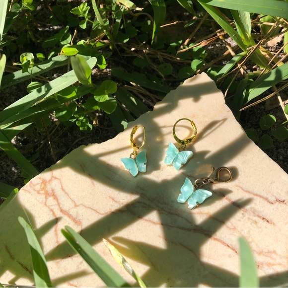 Handmade butterfly huggie gold earrings light blue and matching charm set - Picture 2 of 3